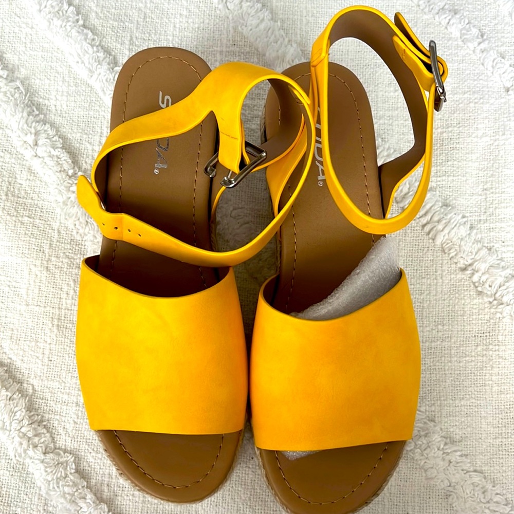 Soda brand new wedges size 8